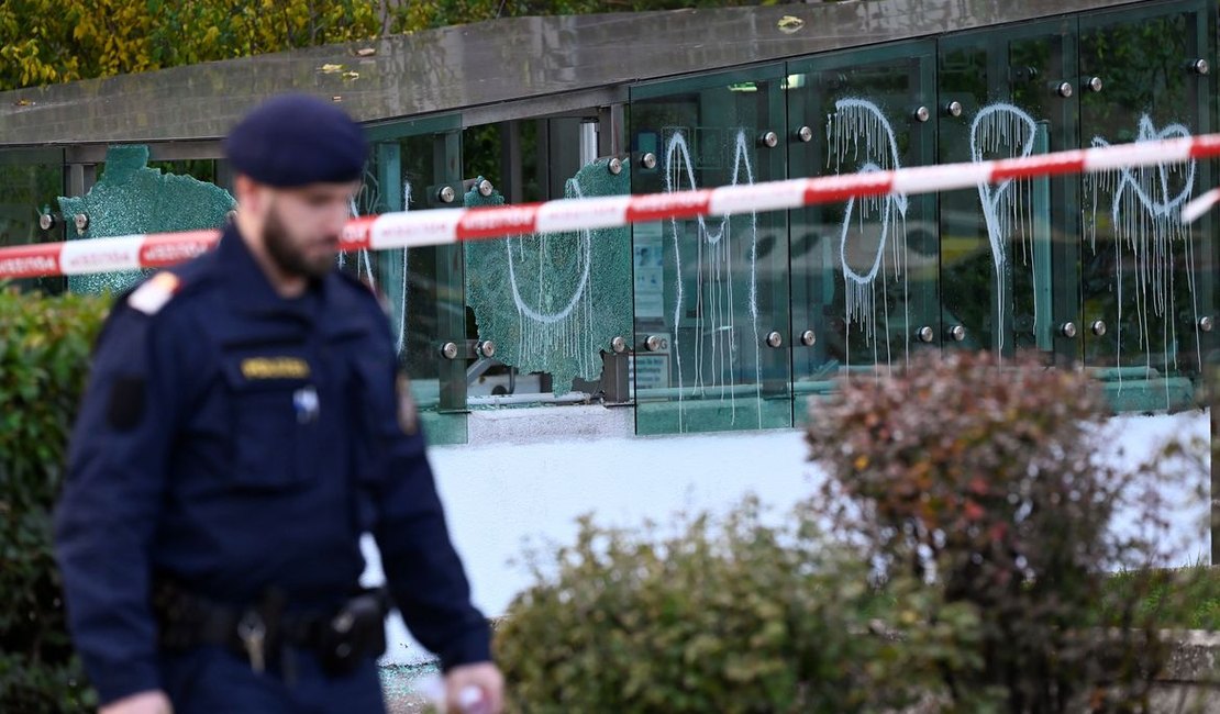 Suposto ataque terrorista em Viena deixa pelo menos uma pessoa morta
