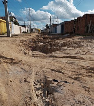 [Vídeo] Moradores pedem retorno de obra de pavimentação em rua do bairro São Luiz