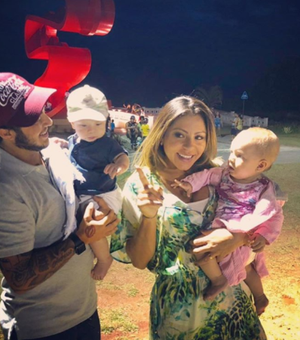 'Treinamento', diz Thammy Miranda em foto com Andressa Ferreira e bebês
