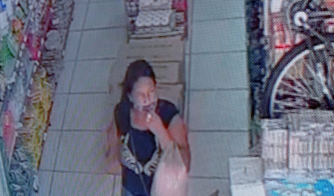 [Vídeo] Imagens de circuito de segurança flagram mulher furtando bolsa de cliente em supermercado