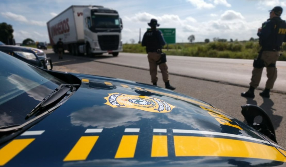 Motorista morre após tombar carreta na BR-101, em Jequiá da Praia