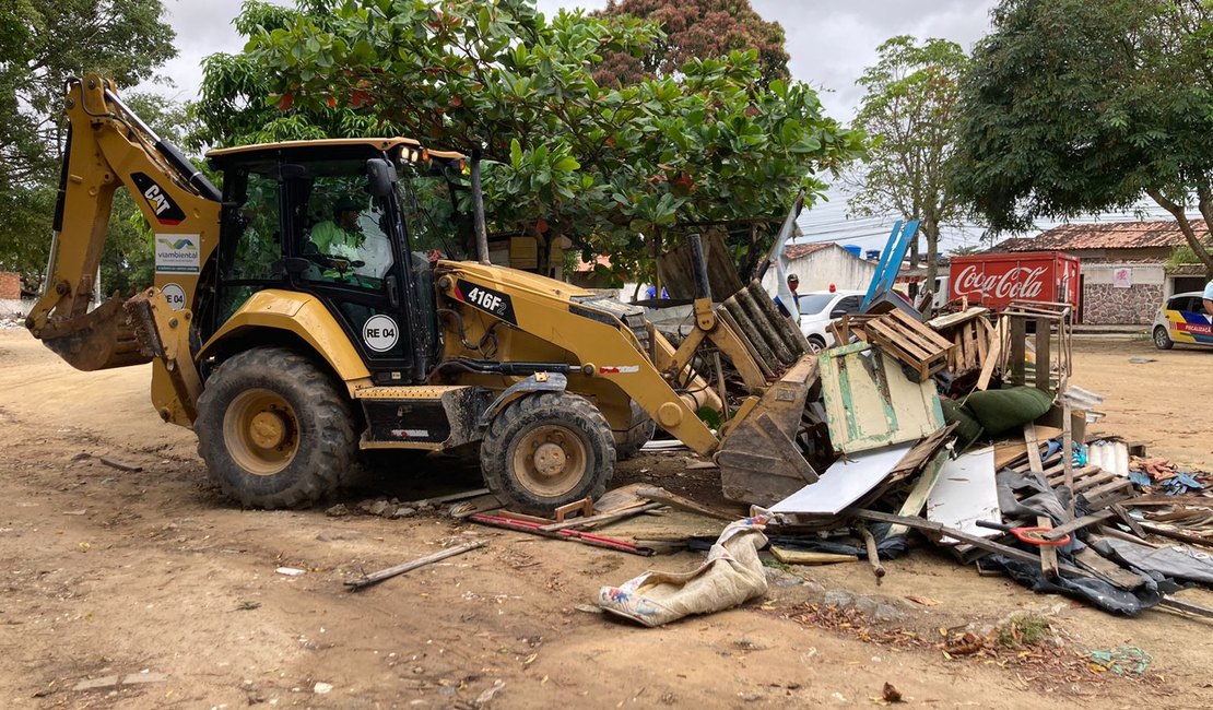 Convívio Social remove construções irregulares em área verde no Eustáquio Gomes