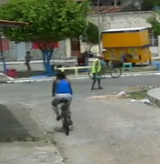 [Vídeo] Dupla atira contra grupo de homens em praça do Jaraguá 