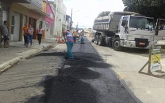 Prefeitura de Arapiraca inicia pavimentação asfáltica nas ruas da cidade