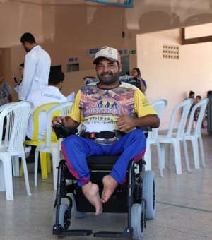 Cadeiras de rodas motorizadas são entregues em Arapiraca