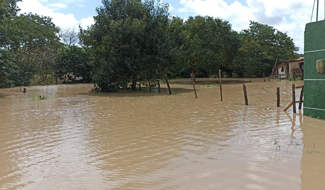 [Vídeo] Rio Comandatuba inunda loteamento em Porto Calvo e deixa famílias desalojadas