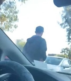 Homem tenta arrombar carro sem saber que dona estava dentro