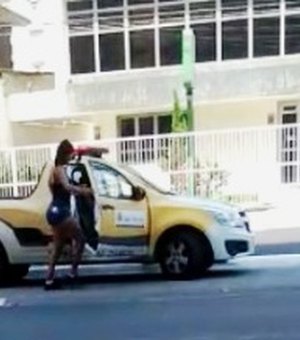 [Vídeo] Agente de trânsito usa viatura para passear com mulher