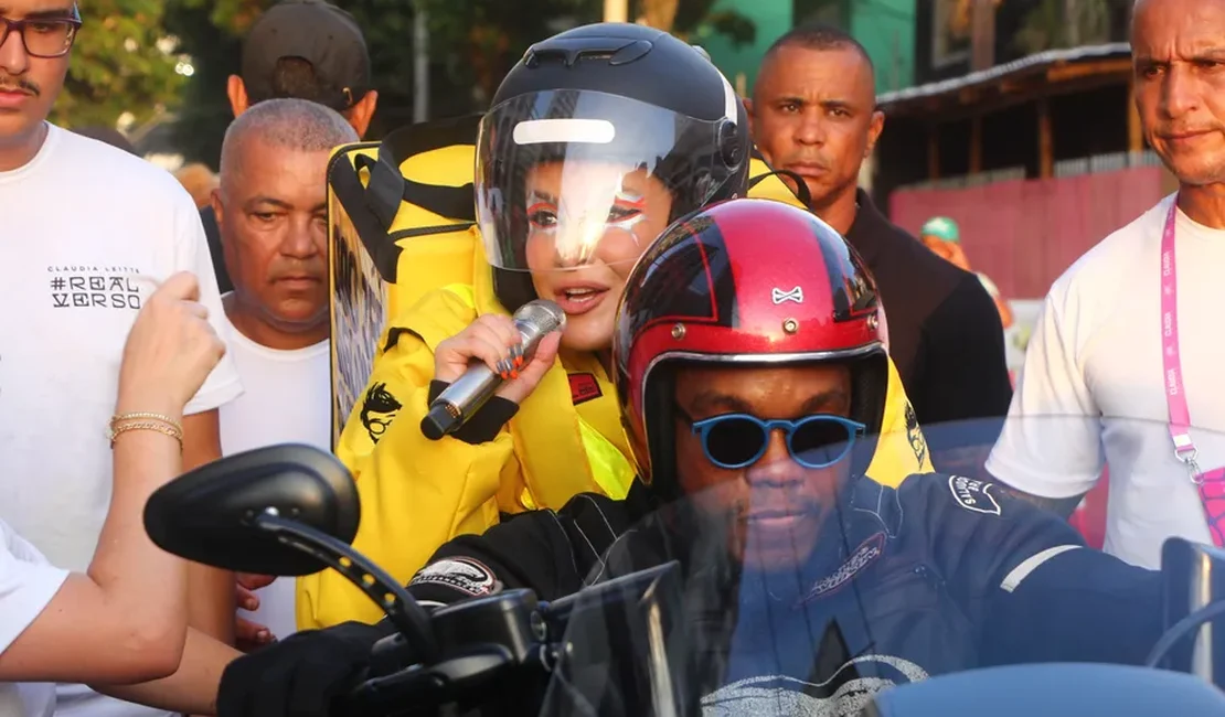 Claudia Leitte surpreende e chega de moto para cantar em Salvador