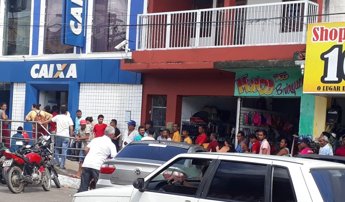 Clientes passam horas em fila fora da agência da Caixa em Porto Calvo