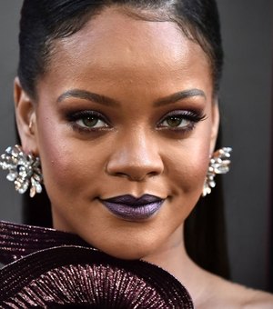 Rihanna machuca rosto após acidente com moto elétrica, diz revista