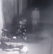 Câmeras de segurança flagram furto de moto em estacionamento de Arapiraca