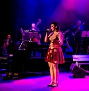 Aberto ao público, Lara Melo interpreta músicas de Chico Elpídio em teatro de Arapiraca