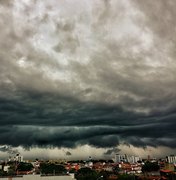 Fortes chuvas na Paraíba provocam destruição e queda de raios