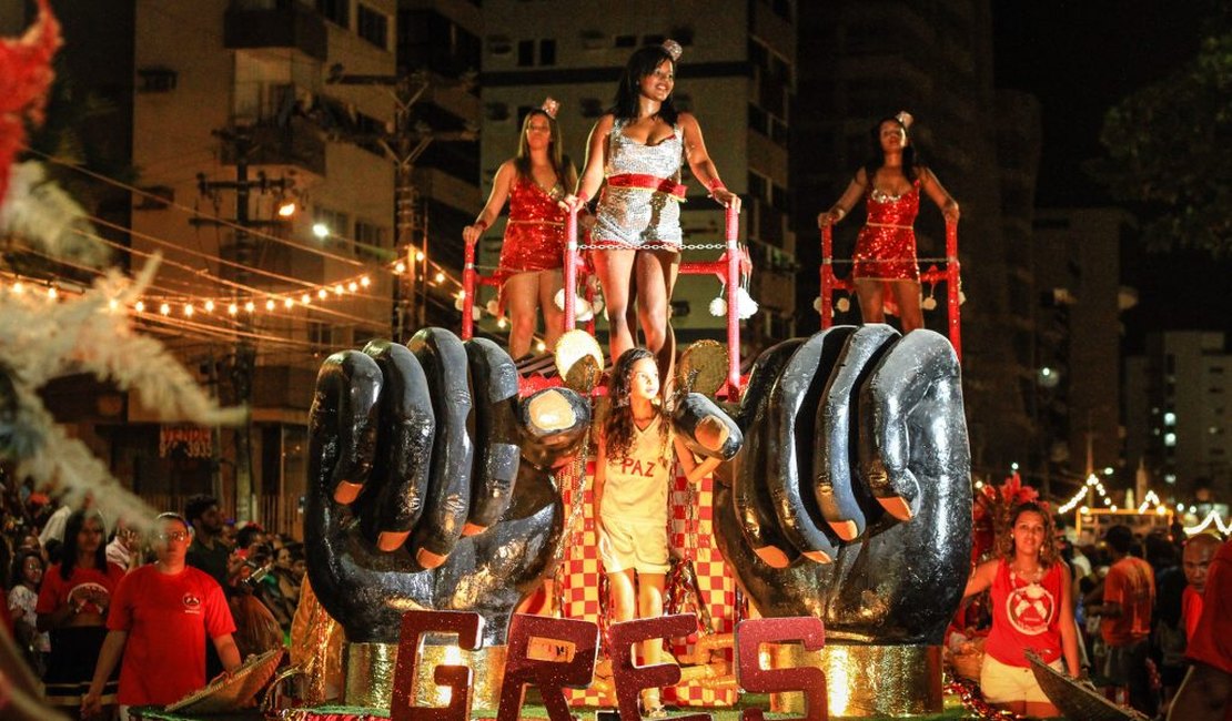 Escolas de samba desfilam no Carnaval de Maceió neste sábado