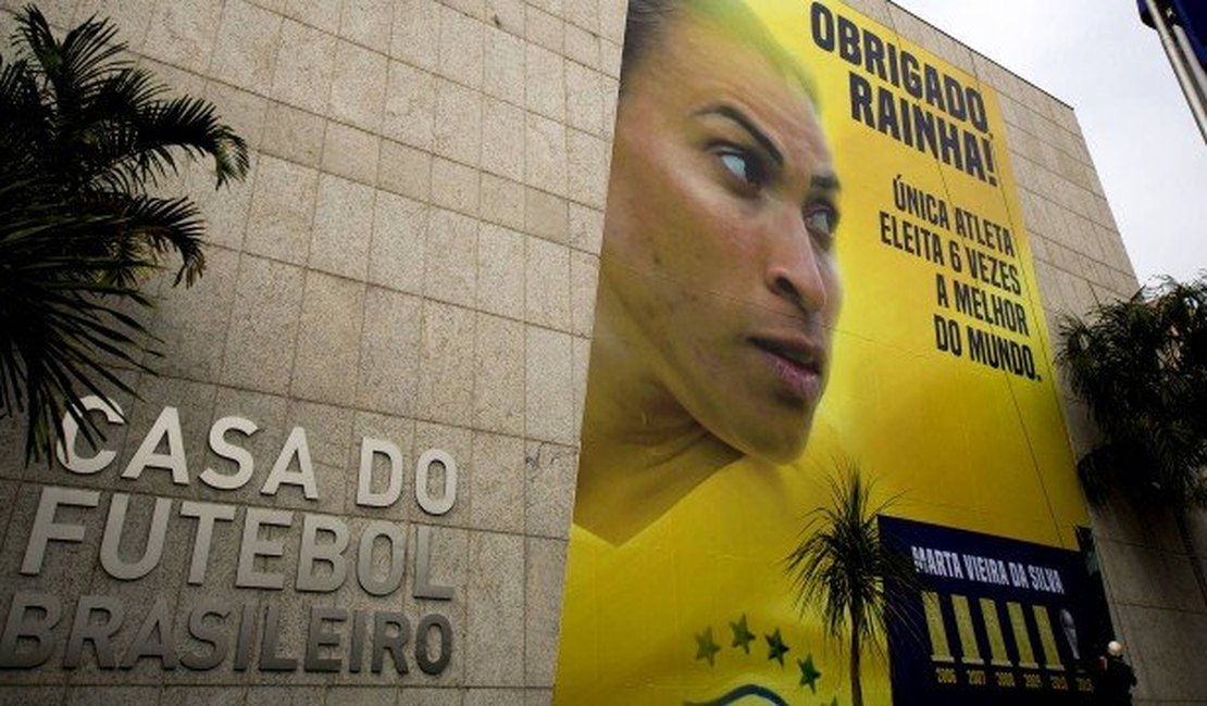 Marta ganha homenagem da CBF após ser eleita a melhor do mundo