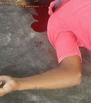 Jovem é assassinado com mais de vinte tiros de pistola em Maceió