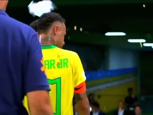 Neymar toma ‘chuva de pipoca’ após empate entre Brasil e Venezuela e fica irritado