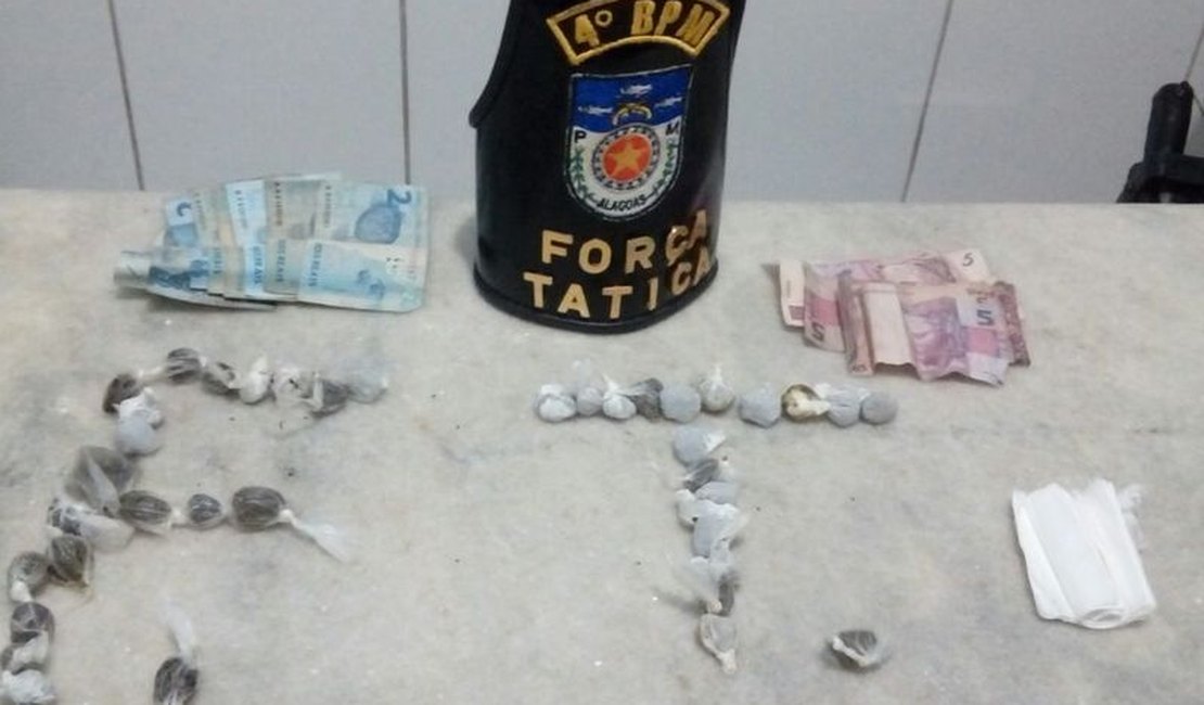 Jovem de 18 anos é preso com 40 bombinhas de maconha e dinheiro
