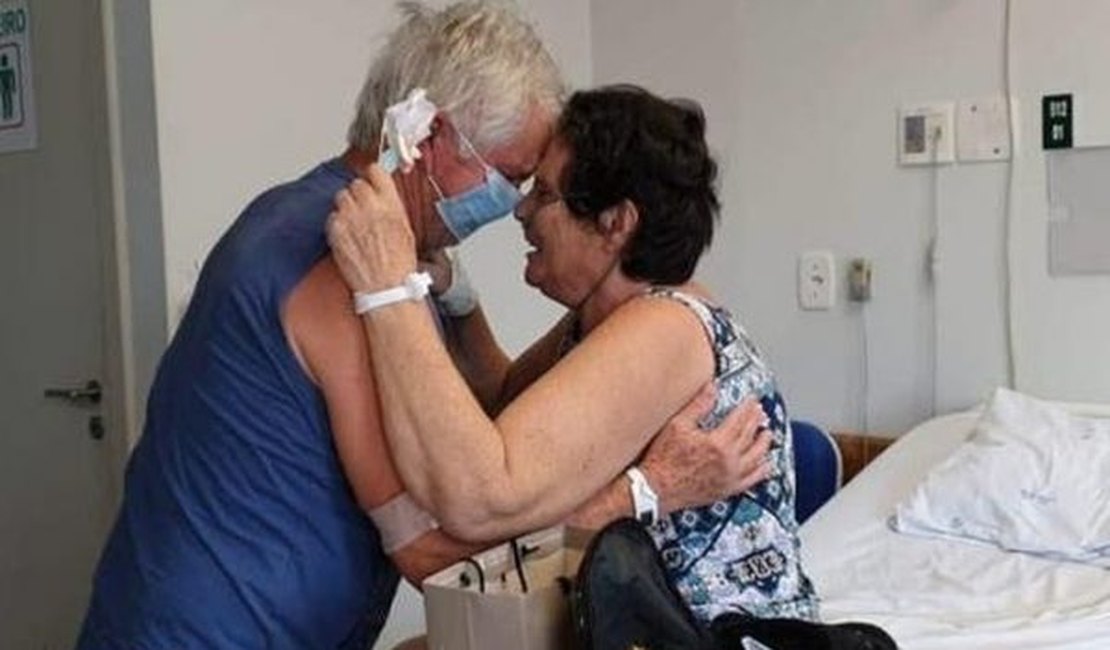 Recuperado da Covid-19, casal de idosos emociona agentes de saúde
