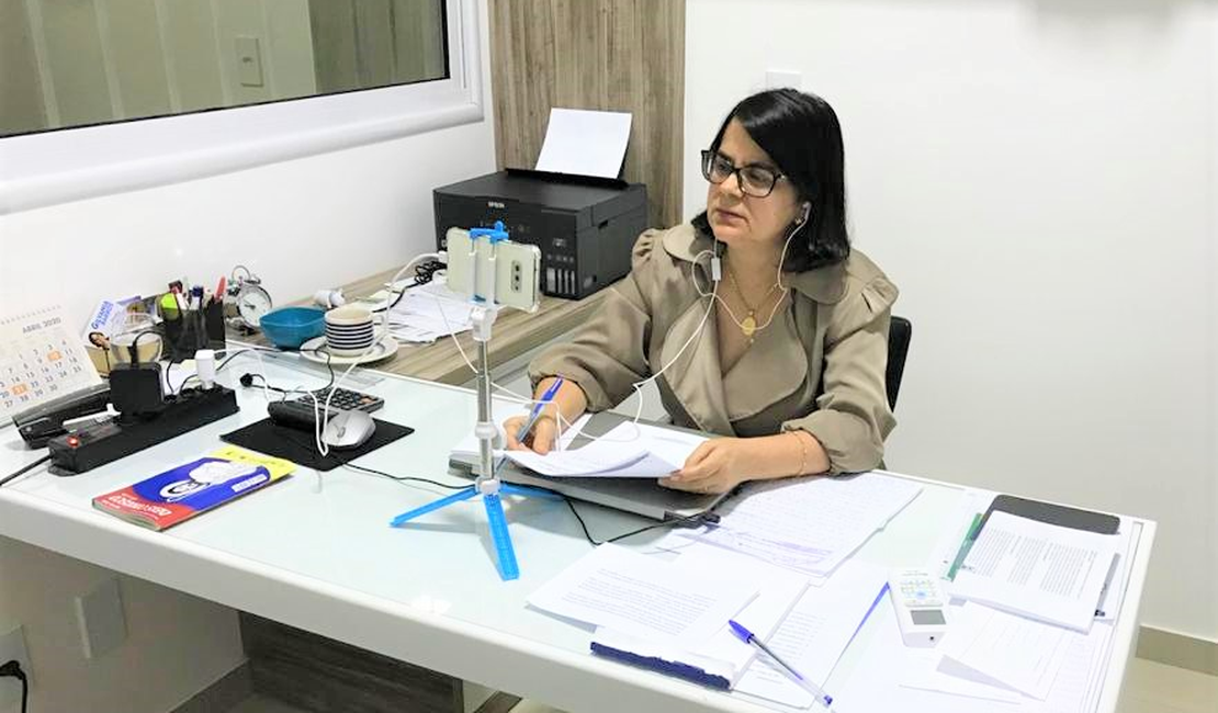 Gilvânia Barros indica ações de combate ao coronavírus e vota favorável à formação de comissão