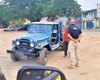 Motorista é flagrado dirigindo caminhonete sentado em cadeira de bar
