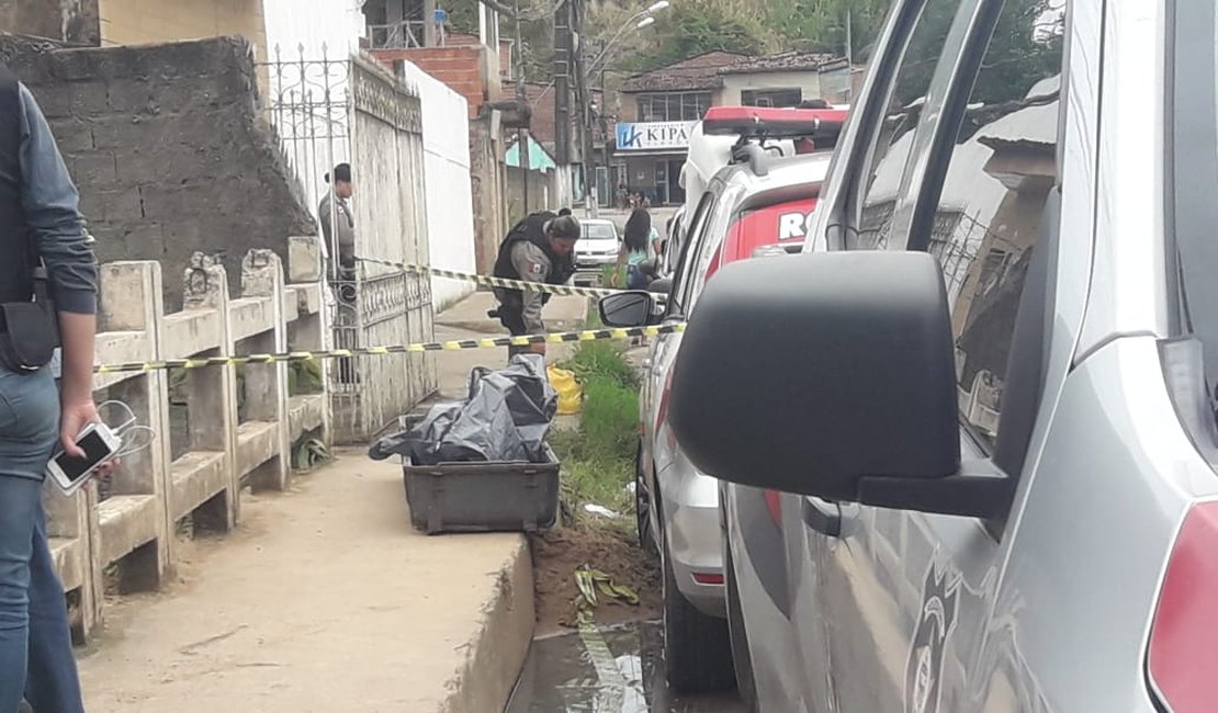 Corpo de mulher é encontrado dentro de córrego em avançado estado de decomposição