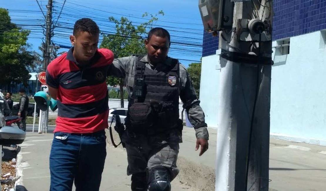 Polícia prende dupla acusada de realizar assaltos na Pajuçara