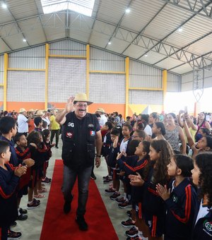Prefeito Gilberto Gonçalves entrega kits fardamento para 20 mil alunos da rede municipal de Rio Largo