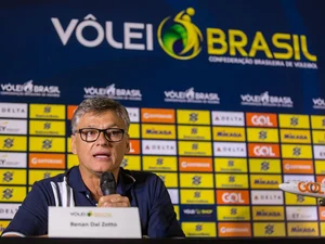 Renan Dal Zotto, técnico da seleção de vôlei, volta a ser intubado
