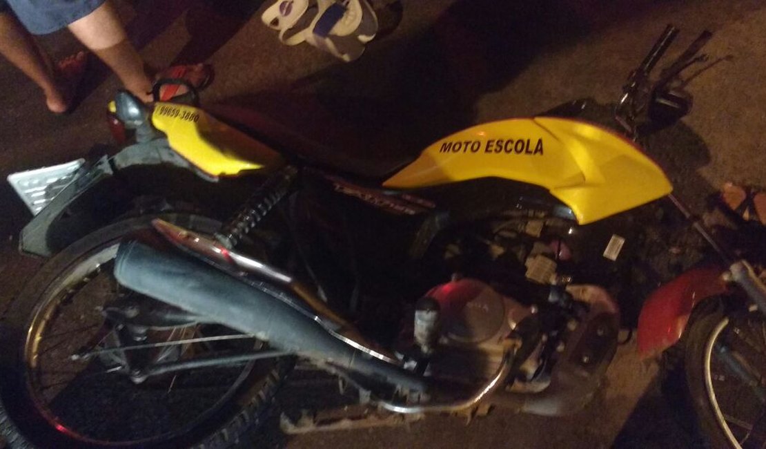 Motocicleta com adesivo de autoescola bate em caminhão em Arapiraca