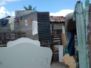Vivendo em barracos, moradores cobram entrega de casas em Arapiraca
