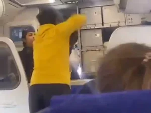 Piloto é agredido após informar atraso de voo na Índia; vídeo