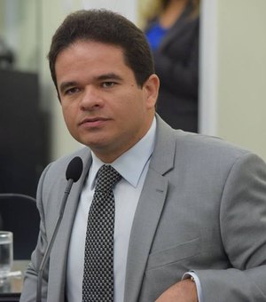 Marcelo Victor interrompe várias vezes e tenta intimidar deputada Jó Pereira durante sessão