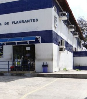 Polícia encontra drogas e bombas caseiras em sede de torcida organizada no Centro de Maceió