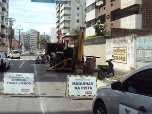 Casal efetua substituição de rede coletora de esgoto na Ponta Verde