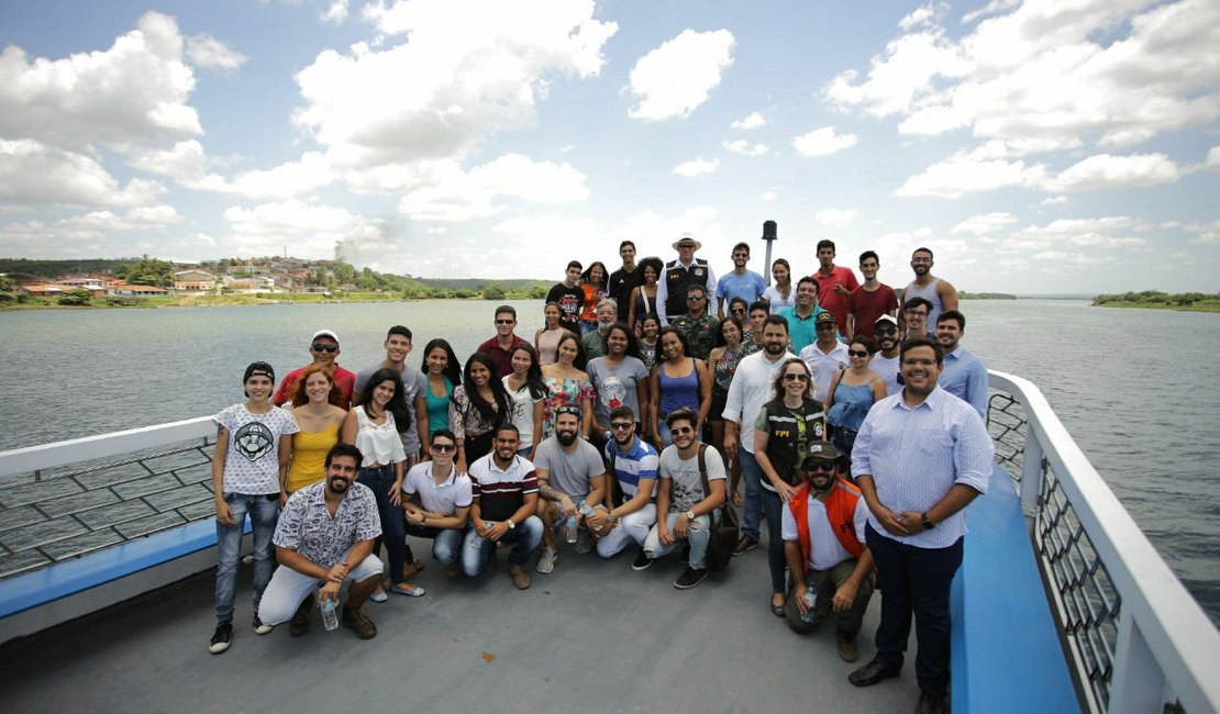 FPI oferece aula de campo a estudantes universitários de Penedo no Barco Escola