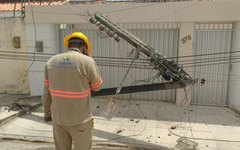 Técnicos da Eletrobras trabalham para reparar danos causados na rede