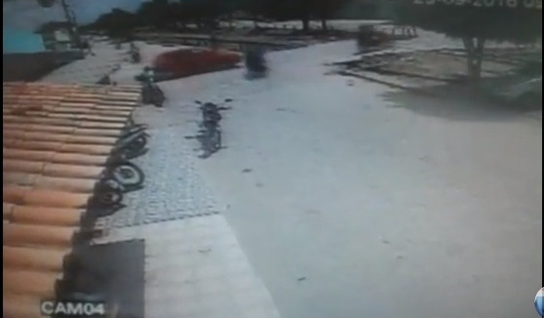 Vídeo de assaltantes em fuga após colidir contra veículo, é divulgado