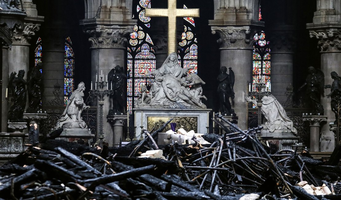 Emmanuel Macron promete reconstruir Notre-Dame em até 5 anos