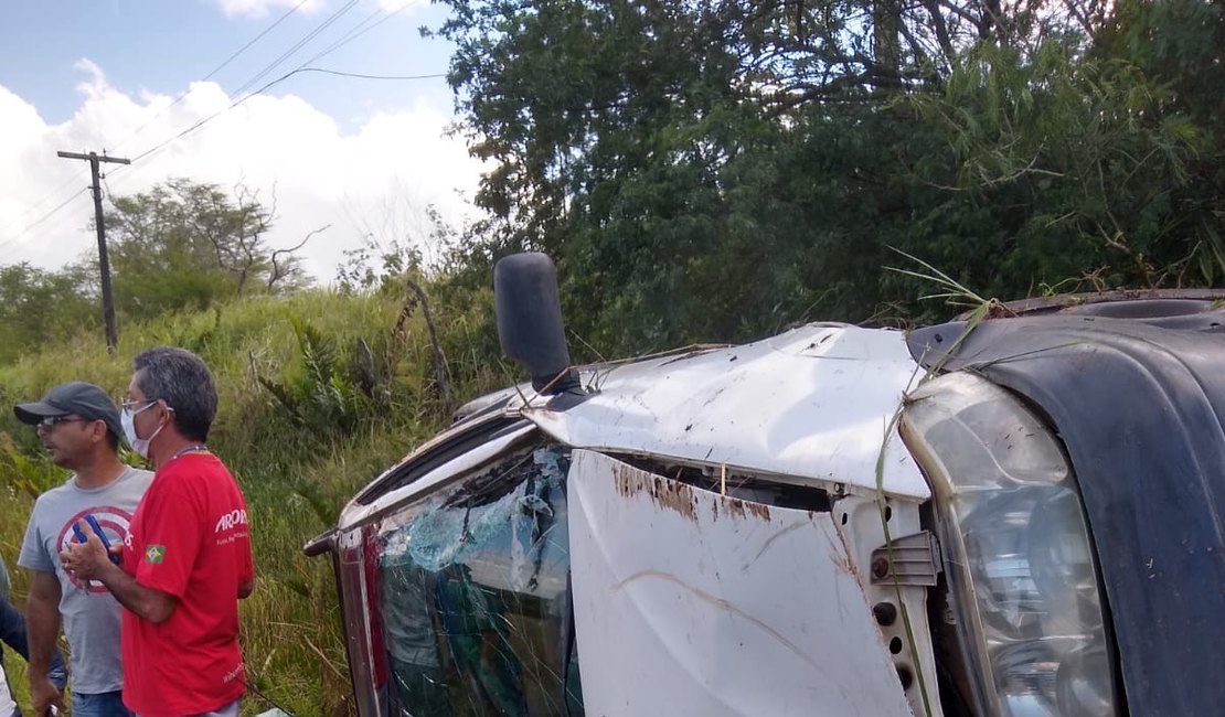 Carro capota e vítima fica ferida na AL-115, em Arapiraca