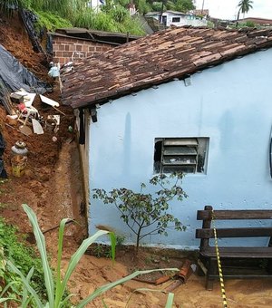Chuva provoca deslizamentos de barreiras e alagamento de ruas no Recife