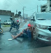 Dupla fica ferida em colisão no bairro da Ponta Verde