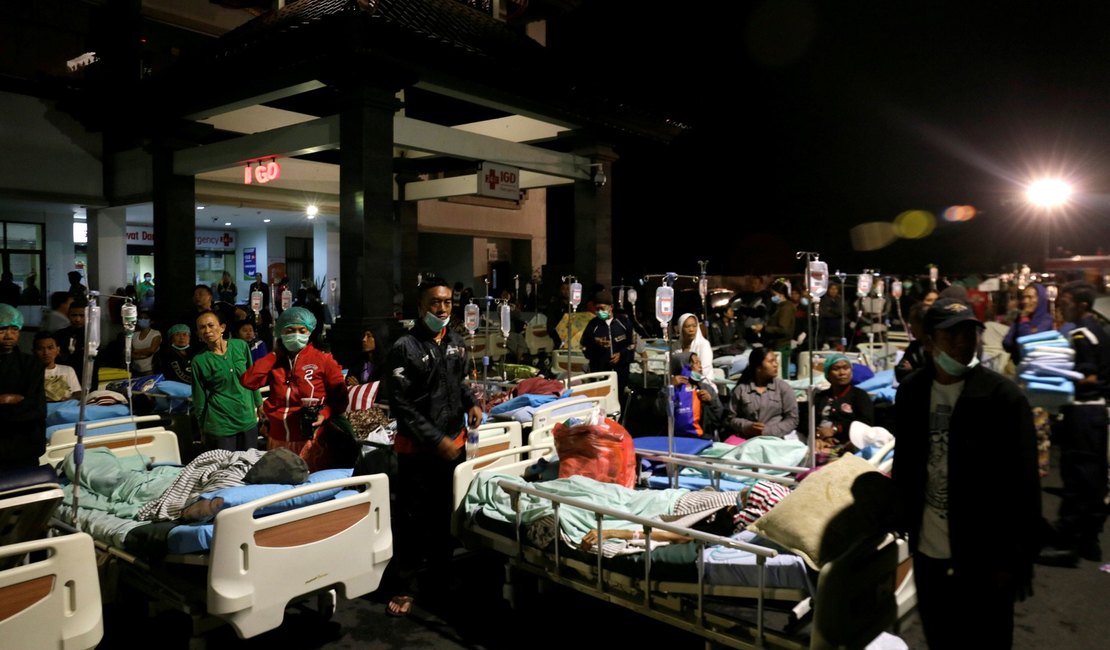Pelo menos 91 pessoas morrem após terremoto atingir a ilha turística de Lombok, na Indonésia