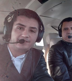 Foto mostra piloto e copiloto de avião de Bernardo Ribas Carli momentos antes de queda