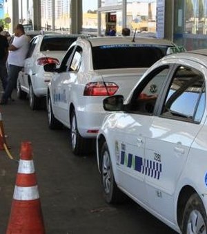 Taxistas protestam e impedem entrada e saída de passageiros no Aeroporto Zumbi dos Palmares