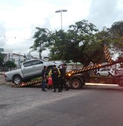 Fiscalização remove veículos por estacionamento irregular em Maceió