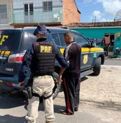 Homem paga R$ 2,8 mil por CNH falsa e acaba preso por agentes da PRF em São Miguel dos Campos. 