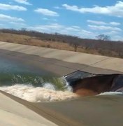 Canal da transposição do Rio São Francisco se rompe no Sertão de Pernambuco