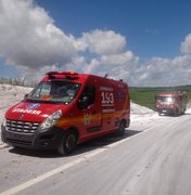Caminhão tomba e deixa dois feridos na BR-104, em São José da Laje